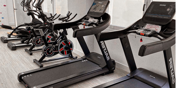 Bicicleta estática o cinta de correr: ¿cuál es mejor para tu entrenamiento?