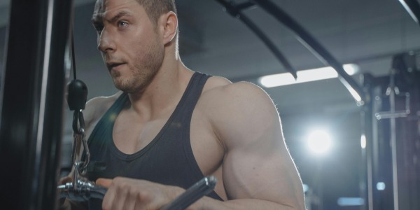 Polea al pecho: beneficios, ejecución correcta y equipo recomendado