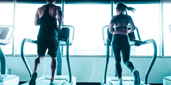 Cardio en ayunas: beneficios, riesgos y equipos recomendados