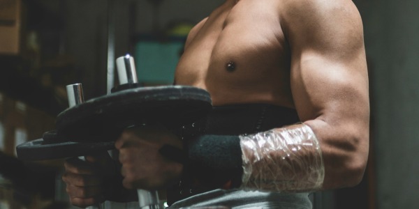 Exercices pour renforcer les bras : routines et équipement recommandé