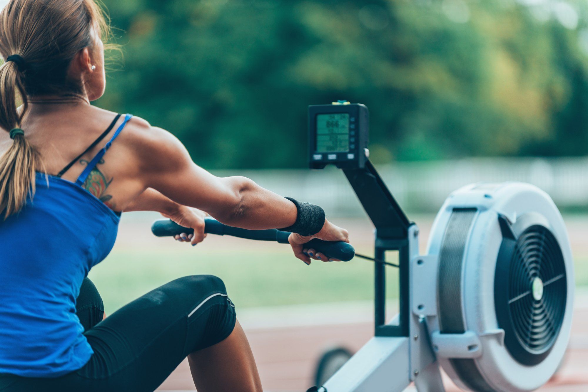 7 razones para utilizar la máquina de remo del gimnasio
